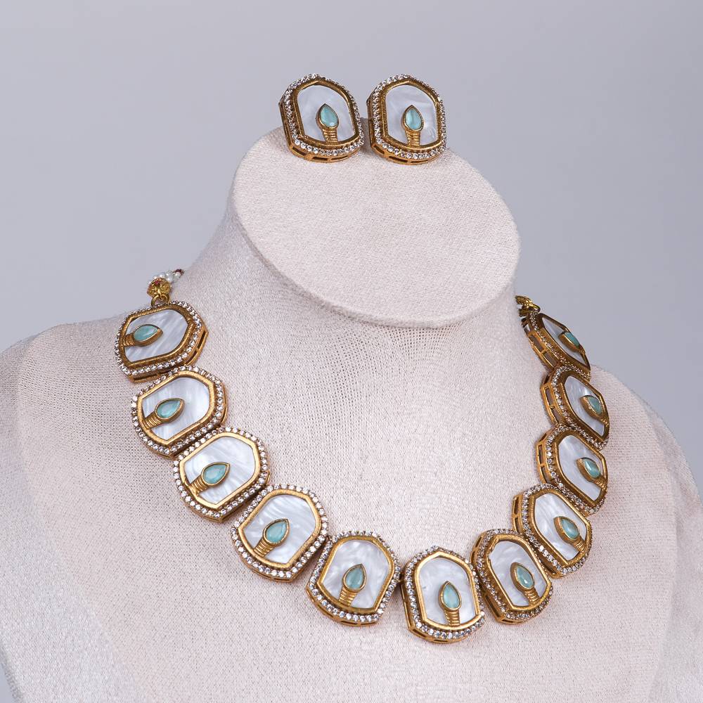 Maira Choker with MOP
